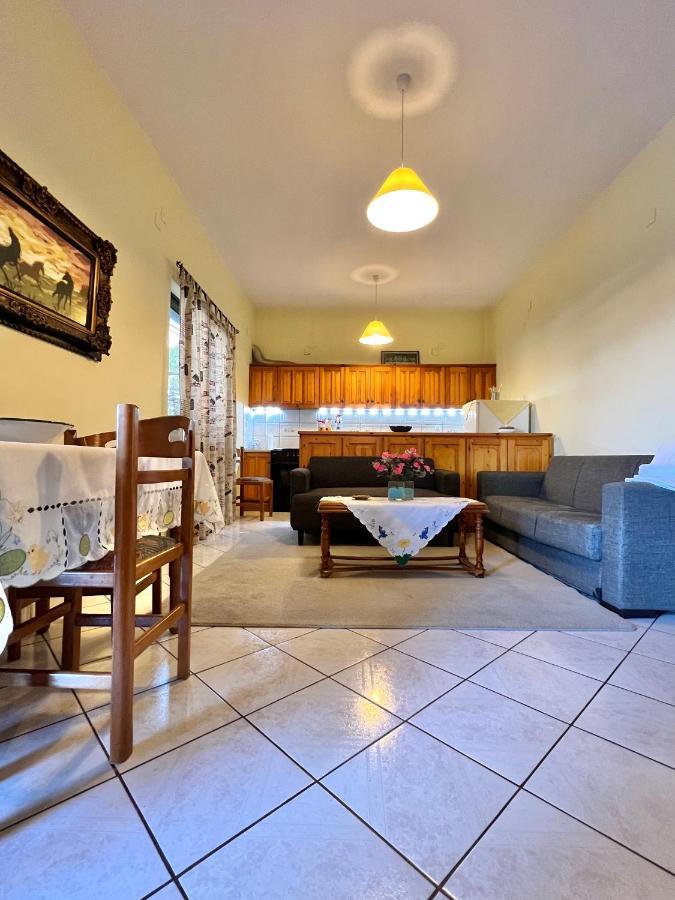 Village Apartment Marathiás Eksteriør billede