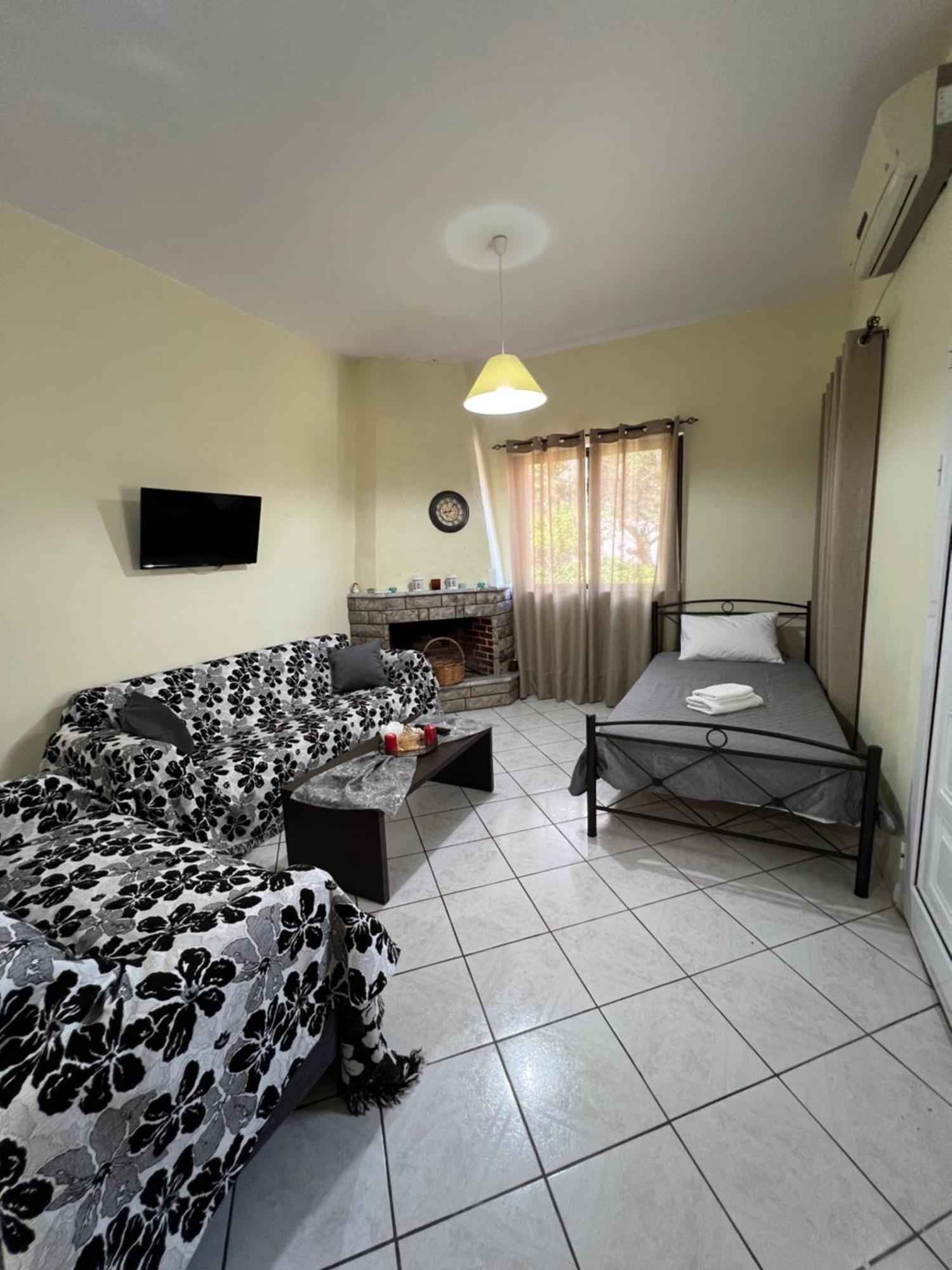 Village Apartment Marathiás Eksteriør billede